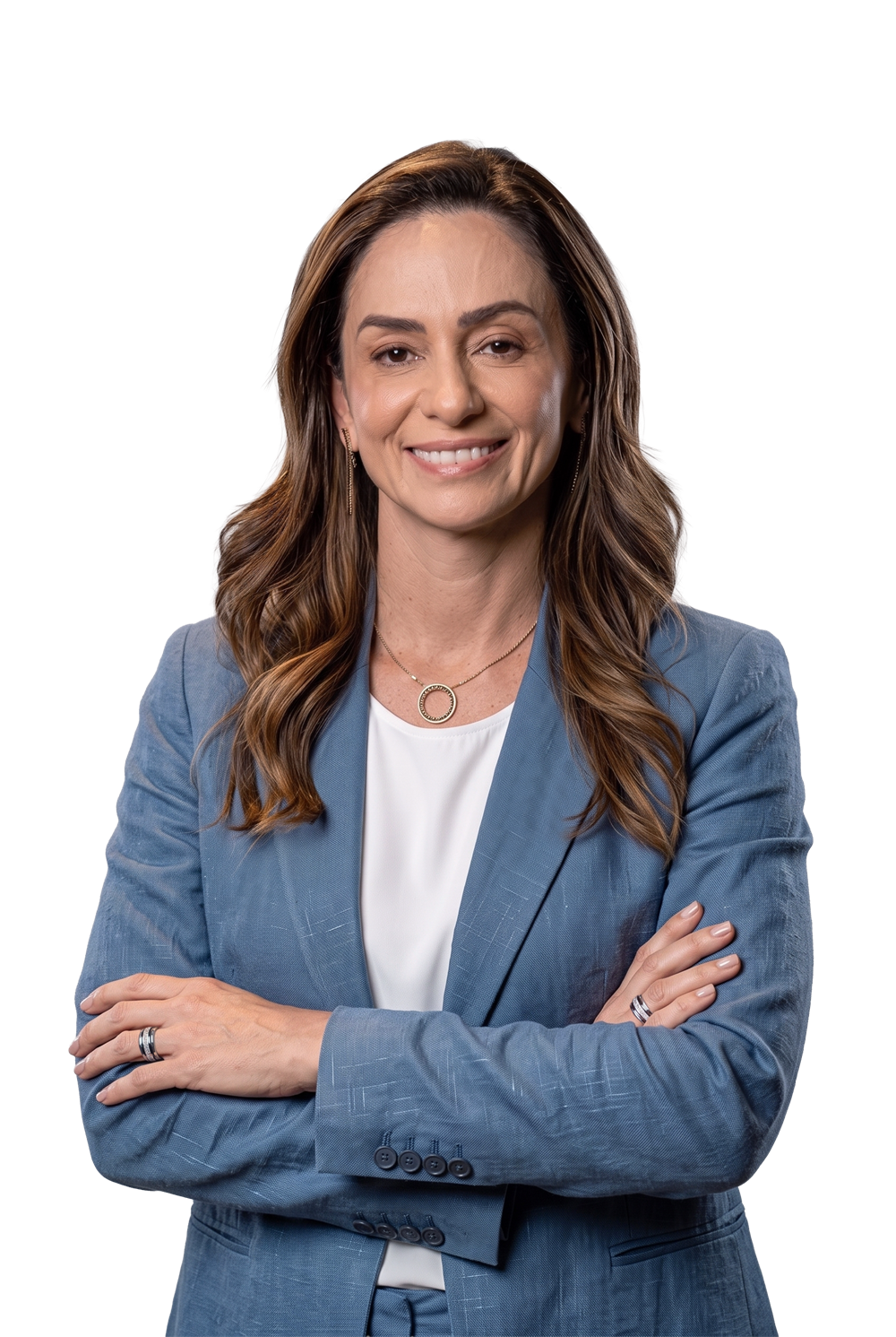 Dra. Thays Crosara de braços cruzados, sorrindo