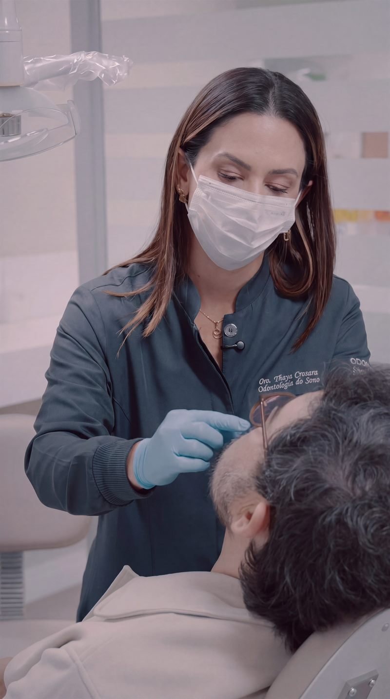 Dra. Thays Crosara examinando a paciente